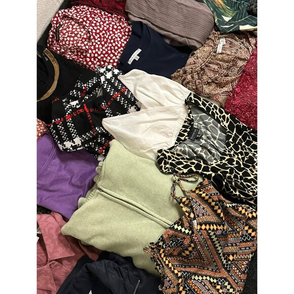 5 Pound Bundle of LADIES Clothes Various Sizes Styles & Brands Reseller Fashion - Picture 3 of 7